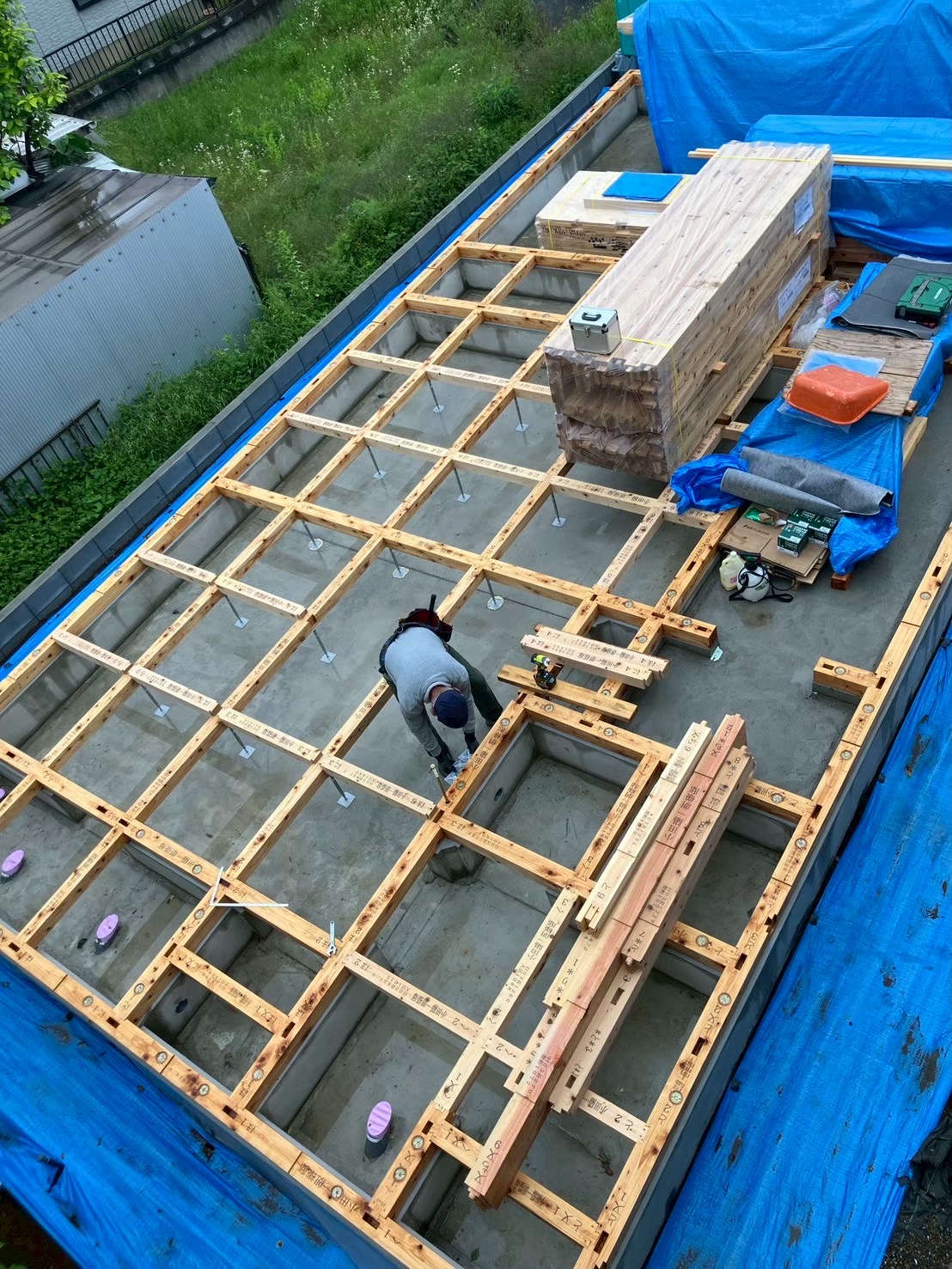土台敷き工事が始まりました！