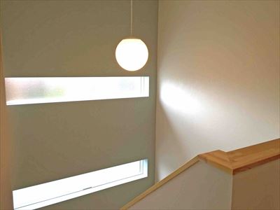 階段室　窓と照明